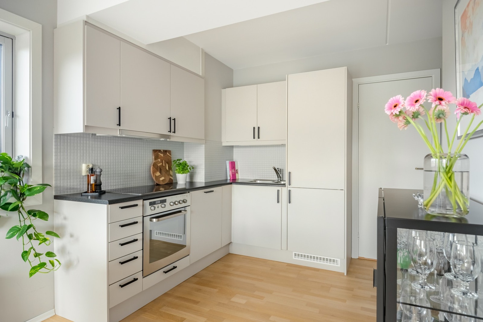 Kjøkkenet er lyst og moderne med integrerte hvitevarer og masse skap- og benkeplass. Galleribilde