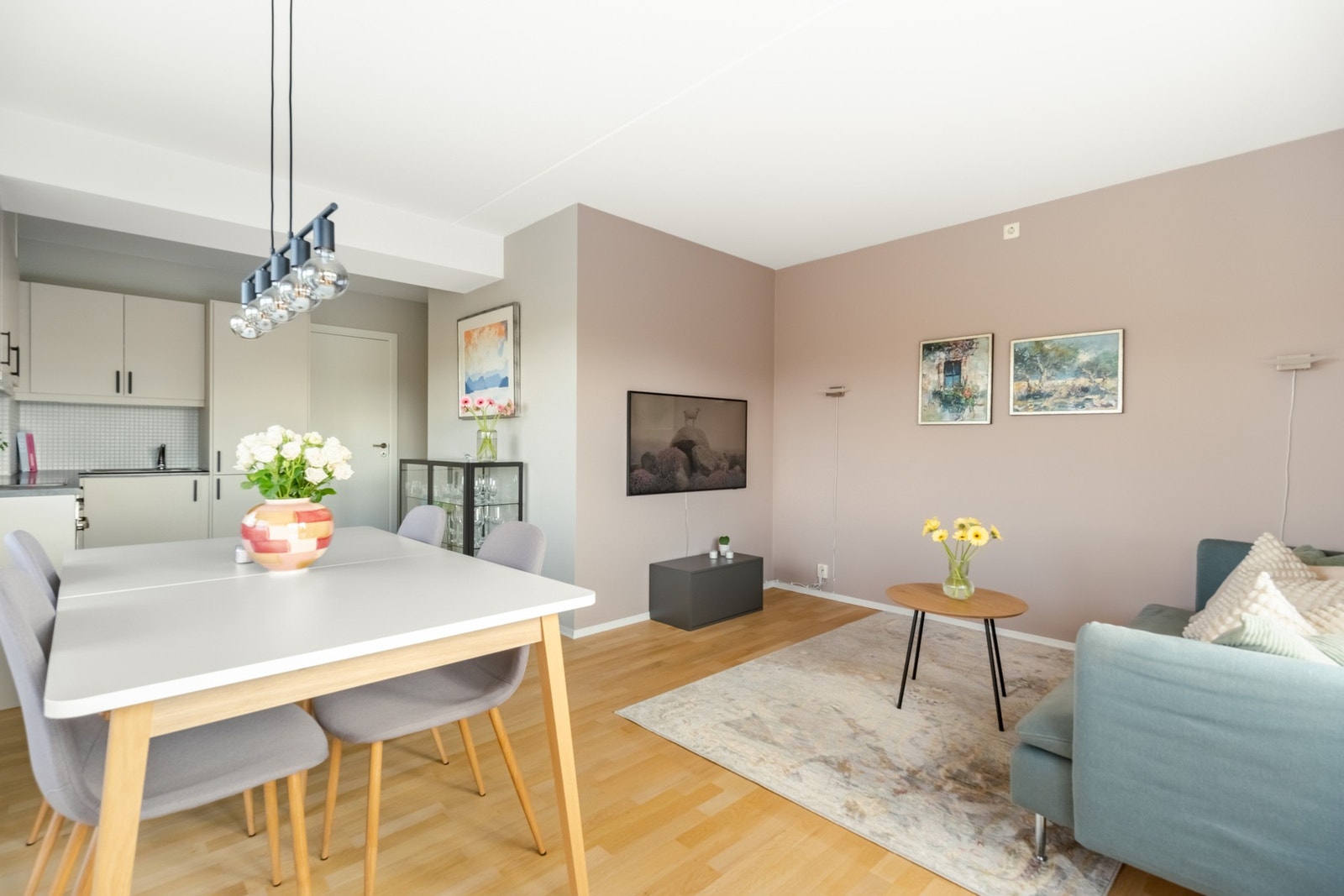 Leiligheten har en god planløsning med ulike soner som gir plass til både sofagruppe og spisebord. Galleribilde