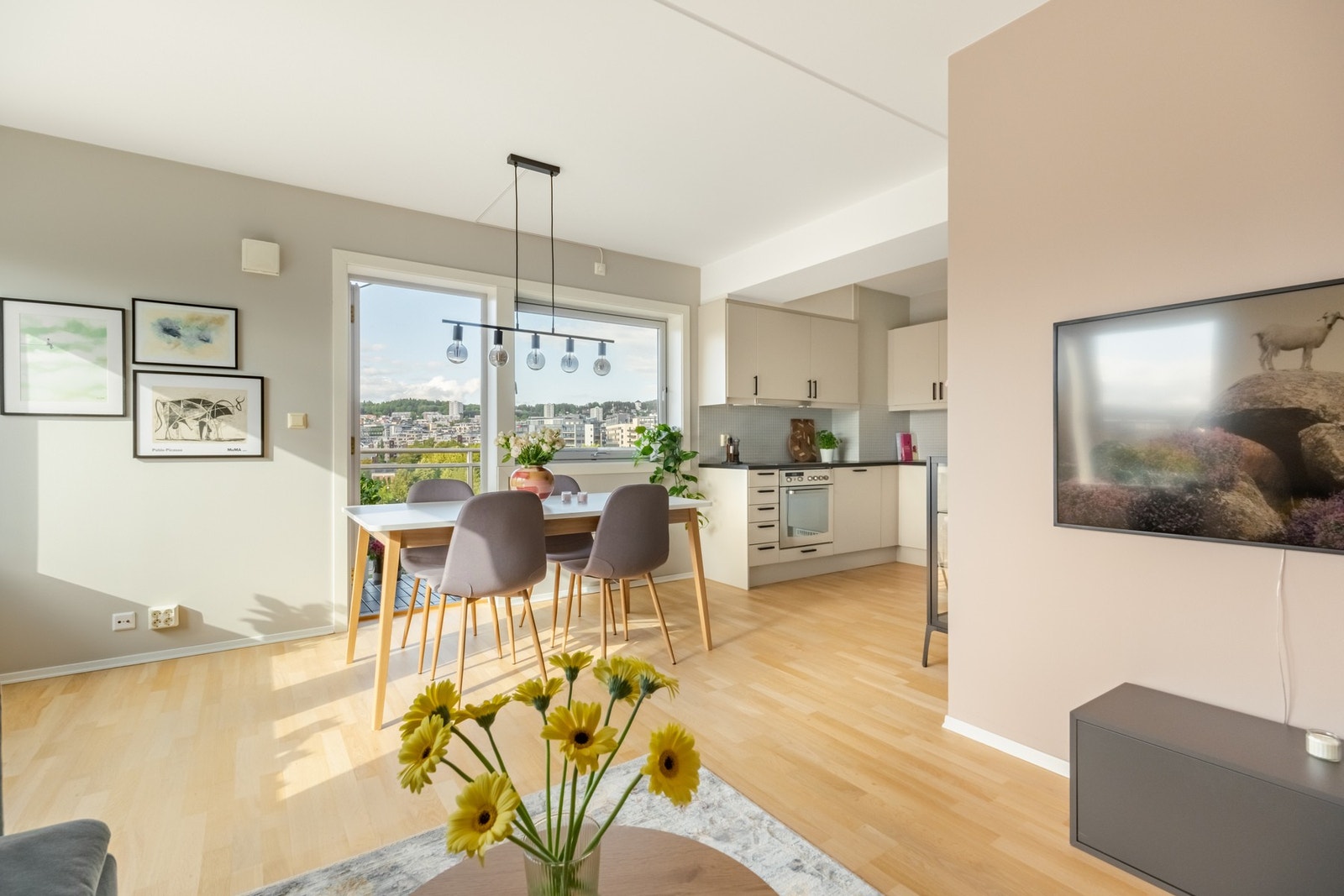 Dette er en lys og moderne 2-roms leilighet som ligger skjermet, rolig og tilbaketrukket i grønne omgivelser. Galleribilde