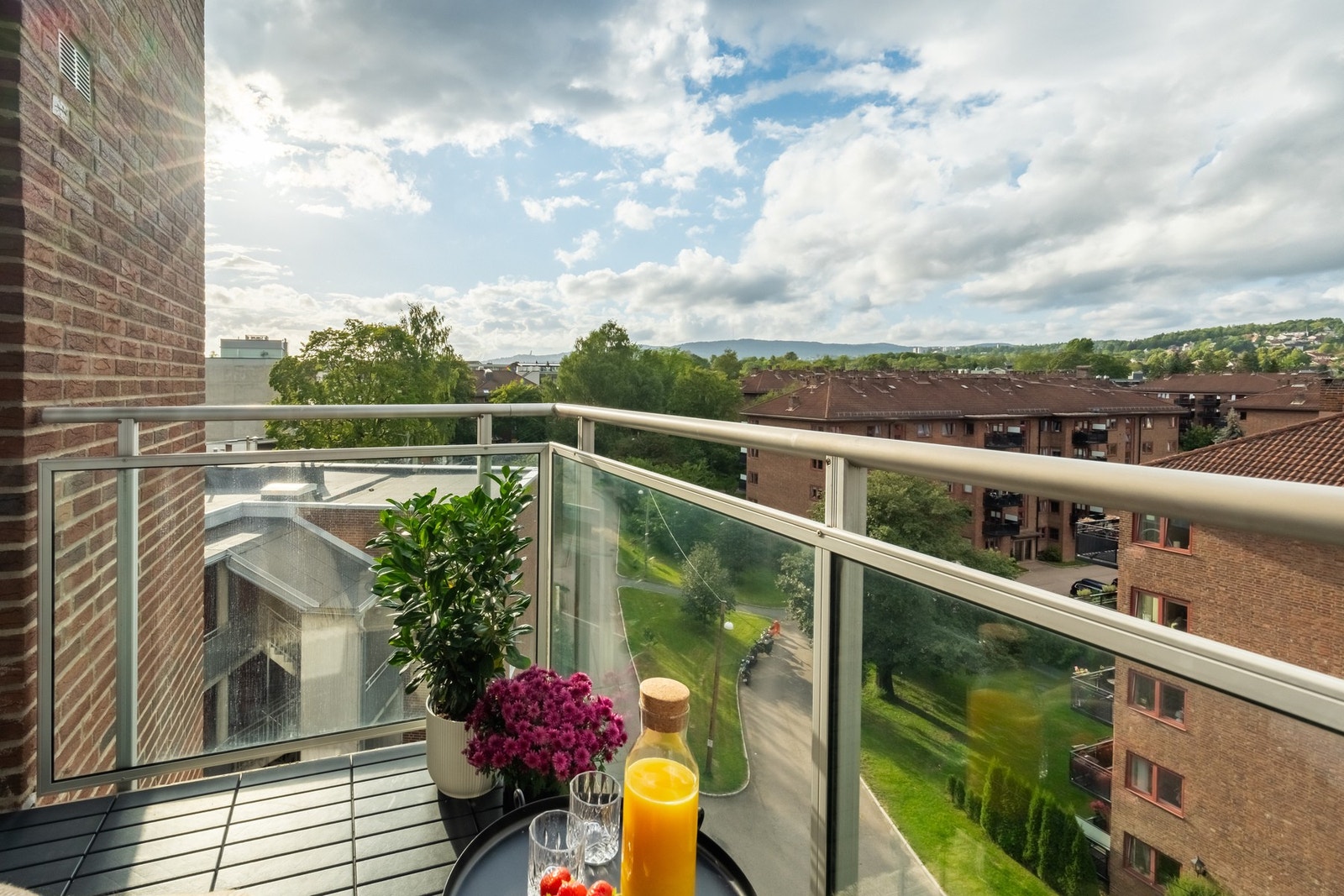 På balkongen sitter du ganske usjenert uten betydelig innsyn. Også her er det hyggelig utsikt over nabogårdene. Galleribilde