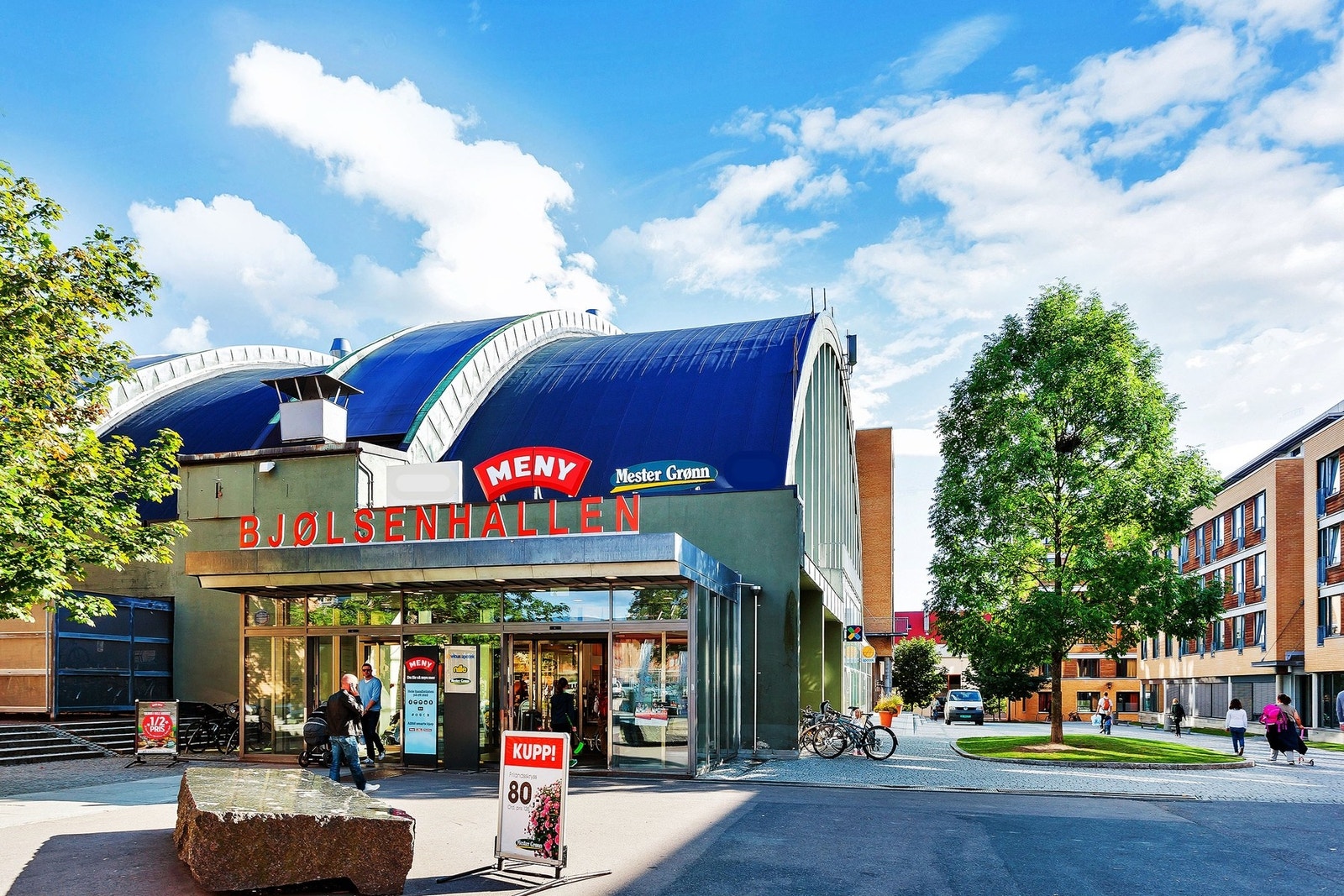 På Bjølsen finner du flere dagligvarebutikker, slik som Meny, Rema 1000 eller Kiwi. Her er det også apotek og blomsterbutikk. Galleribilde