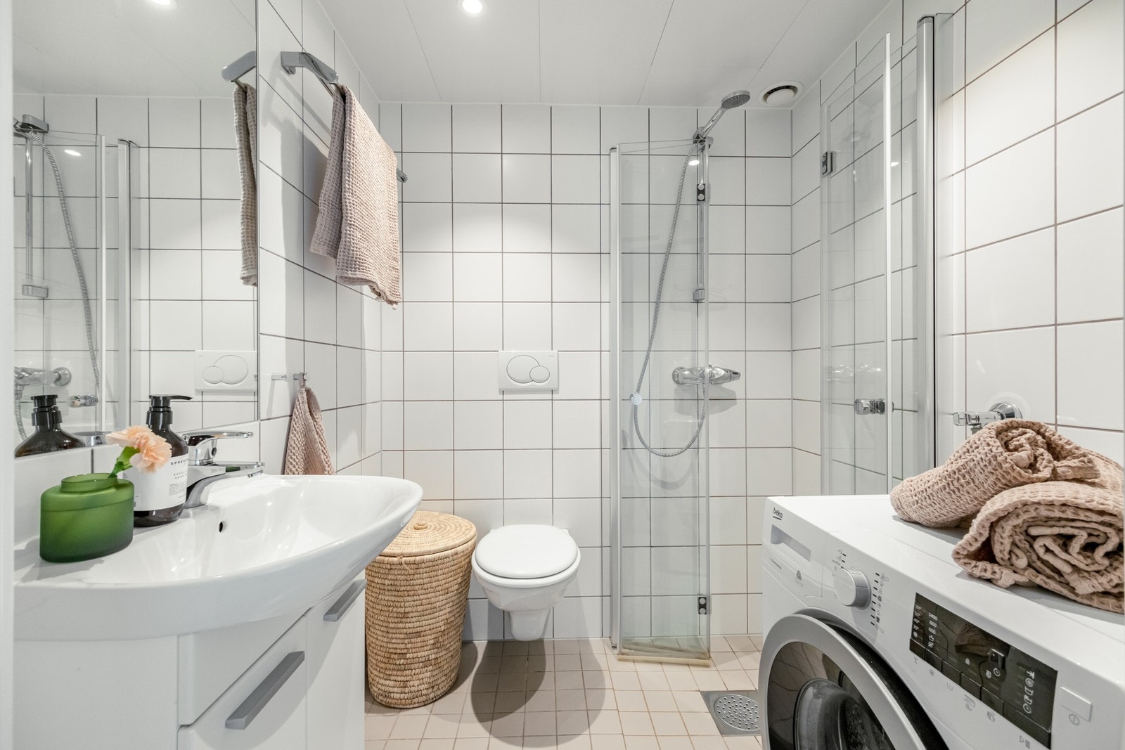 Leiligheten har et pent flislagt bad fra byggeår 2006. Galleribilde