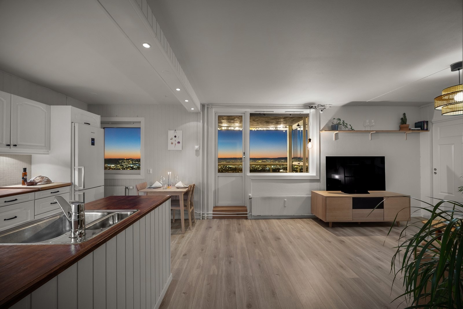 Leiligheten fikk nye vinduer og balkongdør i 2017 i regi av borettslaget. Galleribilde