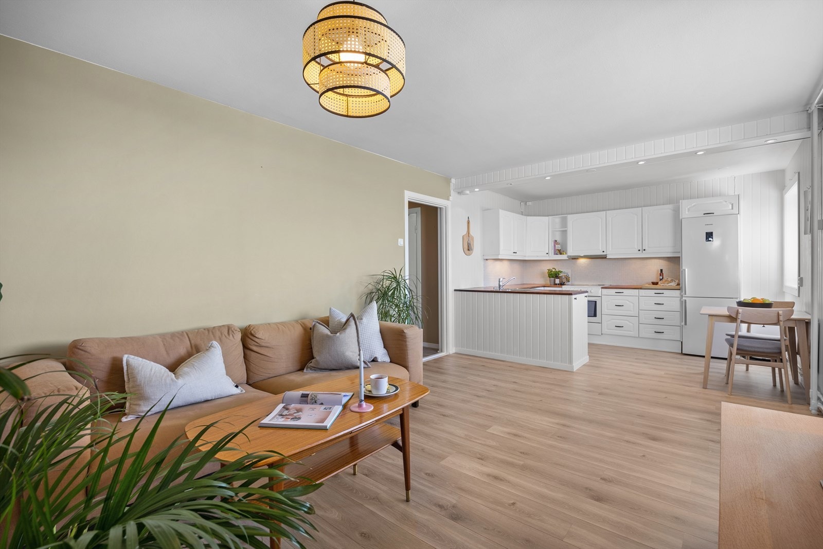 Stuen er designet for komfort og sosiale sammenkomster, med rikelig plass til både en sofagruppe og spisebord. Galleribilde