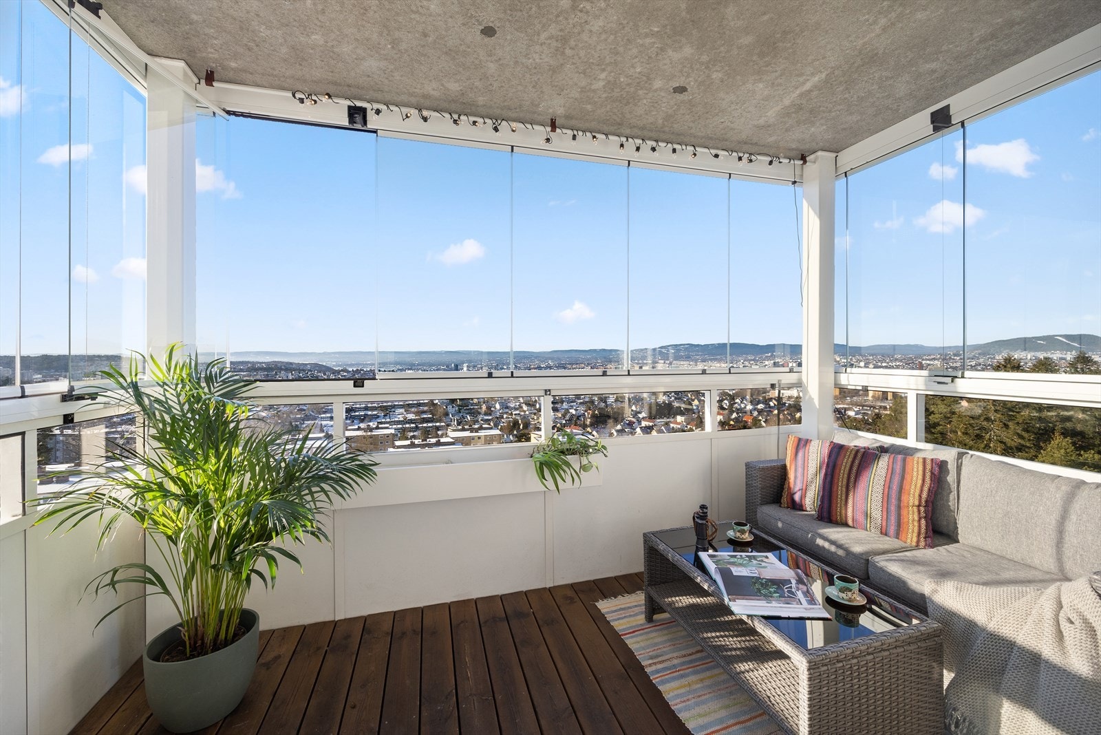 Balkongdør med trelags isolerglass, produsert i 2017. Galleribilde