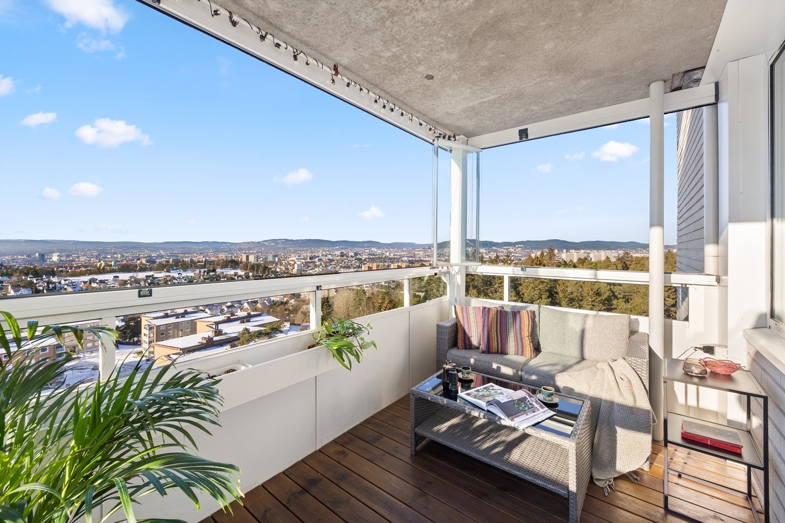 Innglassingen gjør at balkongen kan brukes selv i litt ruskevær og innglassingen kan også skyves til side for å slippe både sol og luft inn. Galleribilde