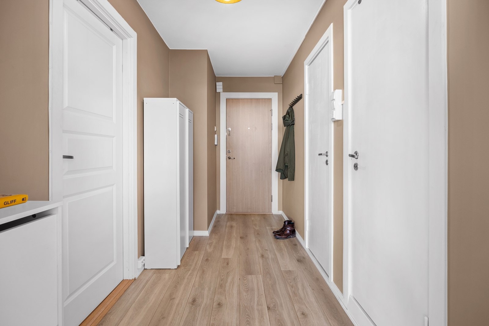 Leiligheten er tilknyttet felles dørcalling med kamera (nytt fra 2023) og automatisk åpner. Entrédør i brannklasse EI-30 med 43 desibel lydmotstand, montert ny i 2024. Galleribilde