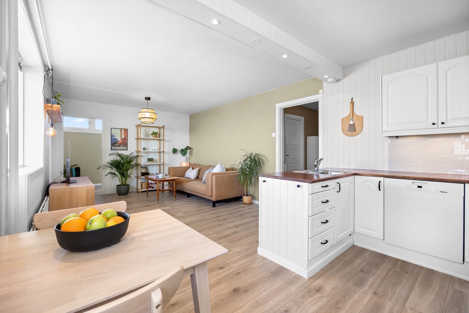 Videre er det ventilator over komfyrplass og opplegg for oppvaskmaskin i rommet. Hvitevarer på kjøkken medfølger salget. Galleribilde