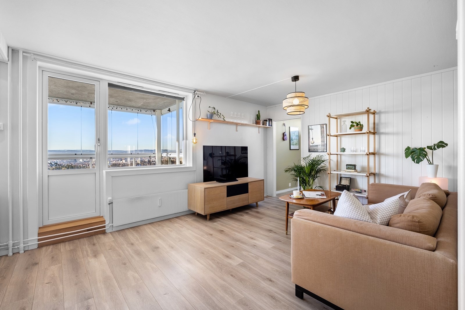 De store vindusflatene sammen med balkongdøren slipper inn godt med lys å skaper en luftig og fin atmosfære i rommet. Galleribilde