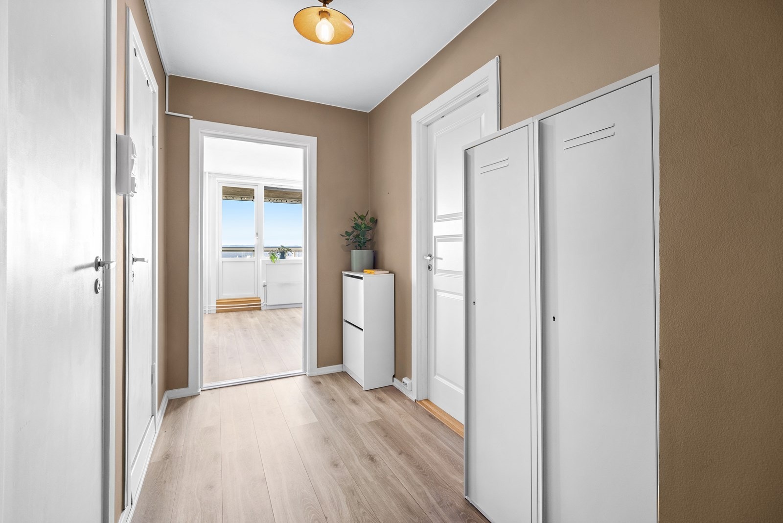 Man ønskes velkommen inn i en romslig entré med plass til å sette skoene og henge yttertøyet. Praktisk innvendig bod i tilknytning til entre. Galleribilde