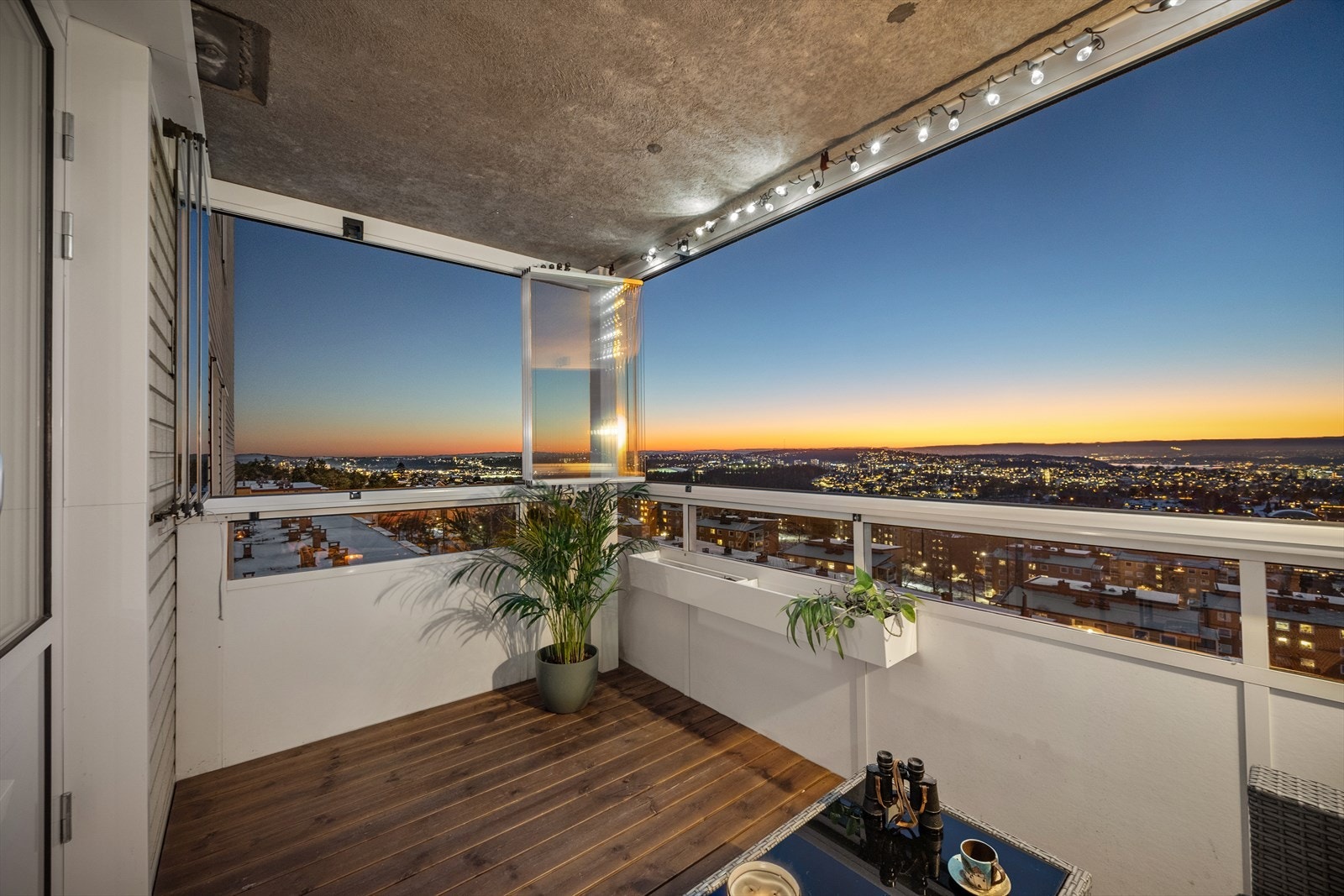 Fra stuen er det utgang til en overbygget og innglasset balkong, her kan du vente deg gode solforhold fra ca kl 14 midtsommers. Galleribilde