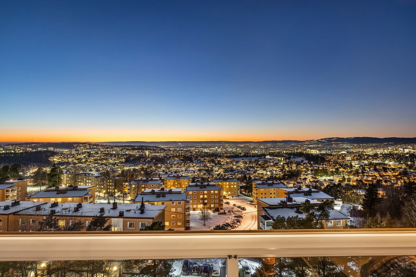 Balkongen fungerer som en forlengelse av stuen i sommerhalvåret, her kan du nyte solnedganger sene kveldstimer. Galleribilde