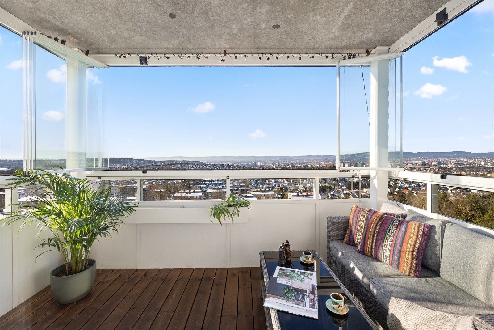 Balkongen fungerer som en forlengelse av stuen i sommerhalvåret, hvor du kan nyte solnedganger og sene kvelder. Galleribilde