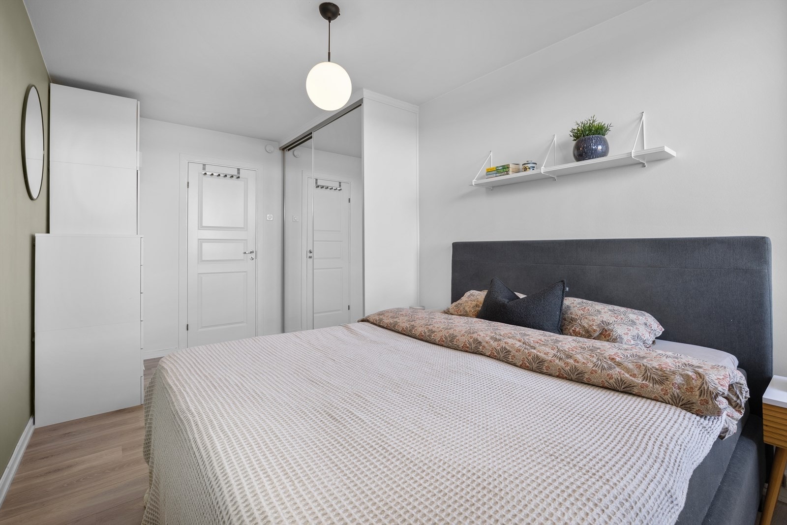 Hovedsoverommet har en romslig størrelse med plass til stor seng og nattbord på hver side. Rommet er utstyrt med et garderobeskap som gir god plass til klesoppbevaring. Galleribilde