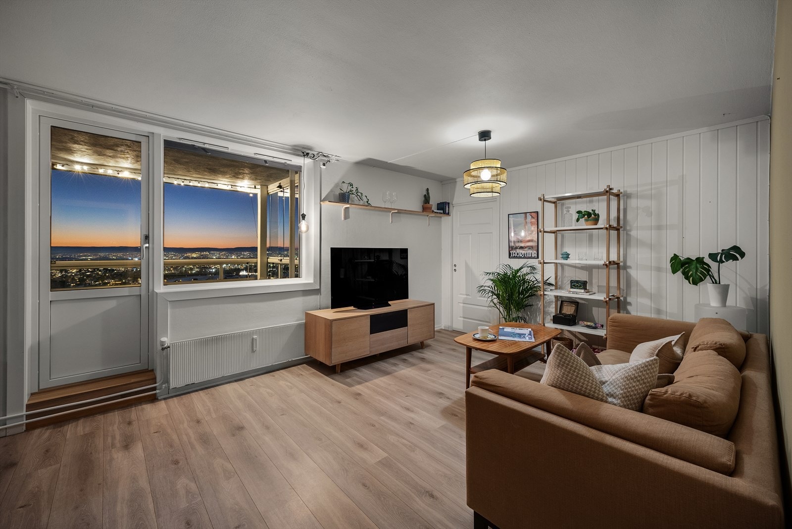 Stuen oppleves lys og luftig med god møbleringsfrihet. Galleribilde