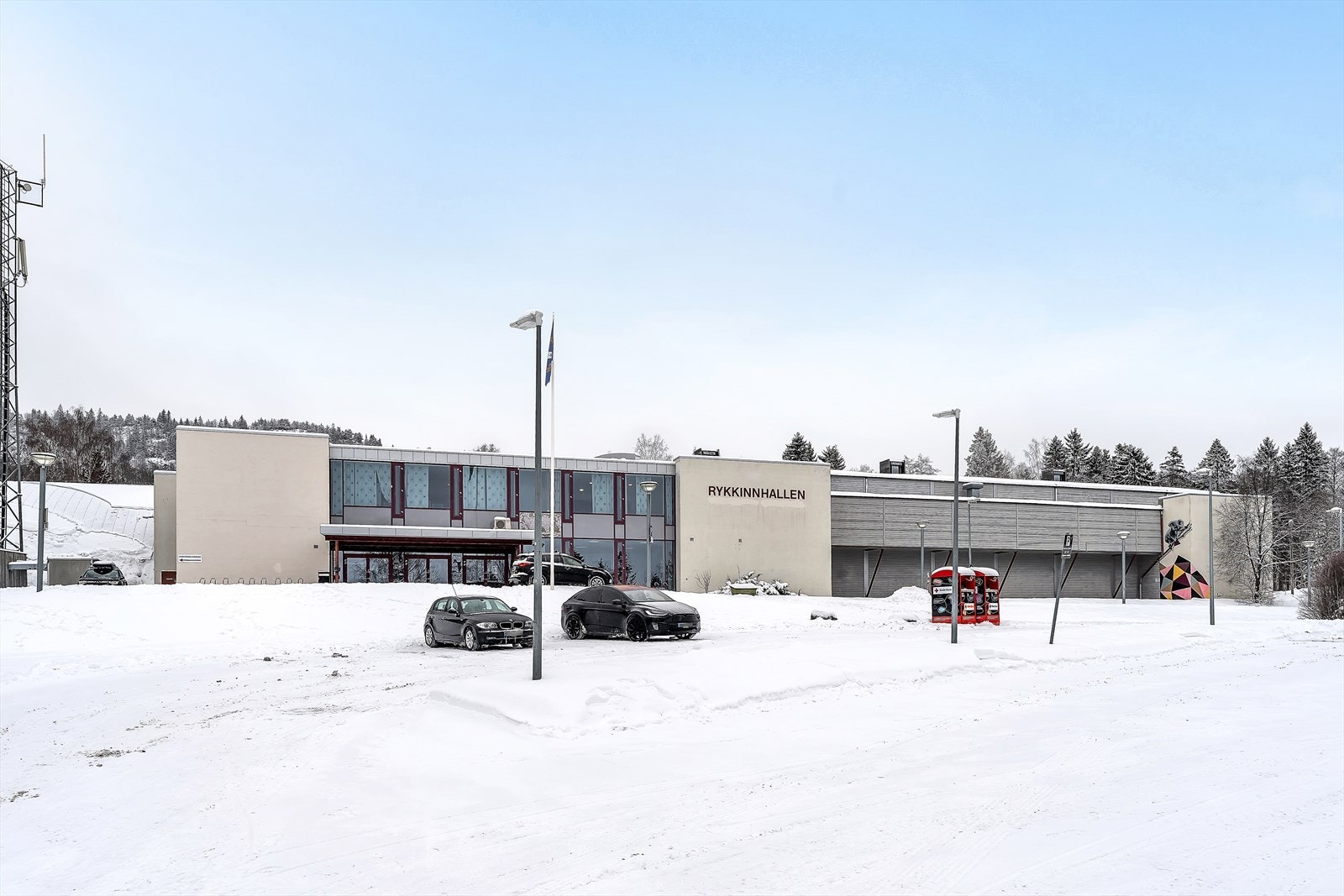 Idretts- og svømmehall ligger 2-4 minutter unna rett nedenfor friområdet foran blokken. Galleribilde