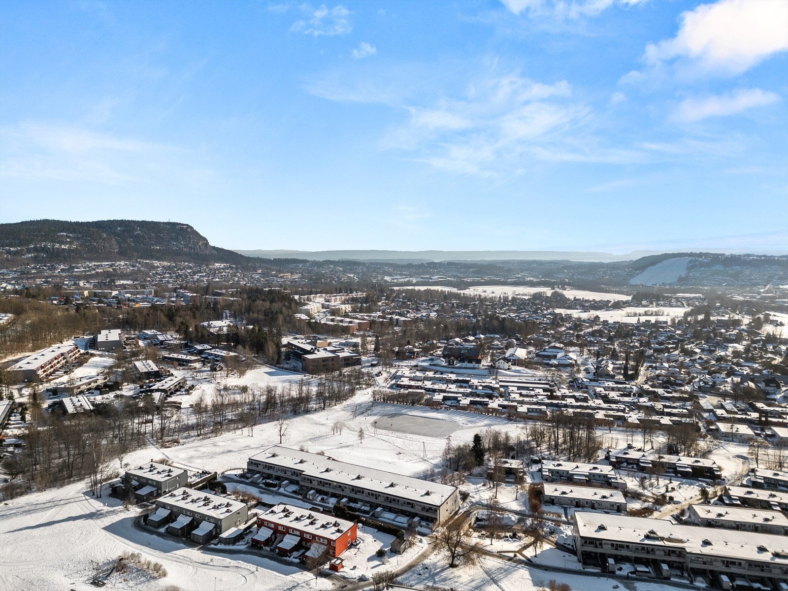 Både sentralt med kort vei inn til Sandvika og samtidig omgitt av skog og mark med flotte turmuligheter året rundt. Galleribilde