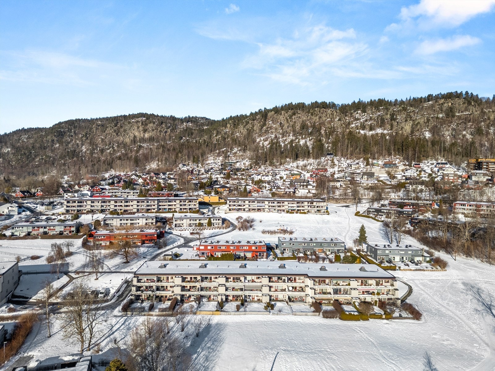 Garasje med lader under bygget medfølger. Galleribilde