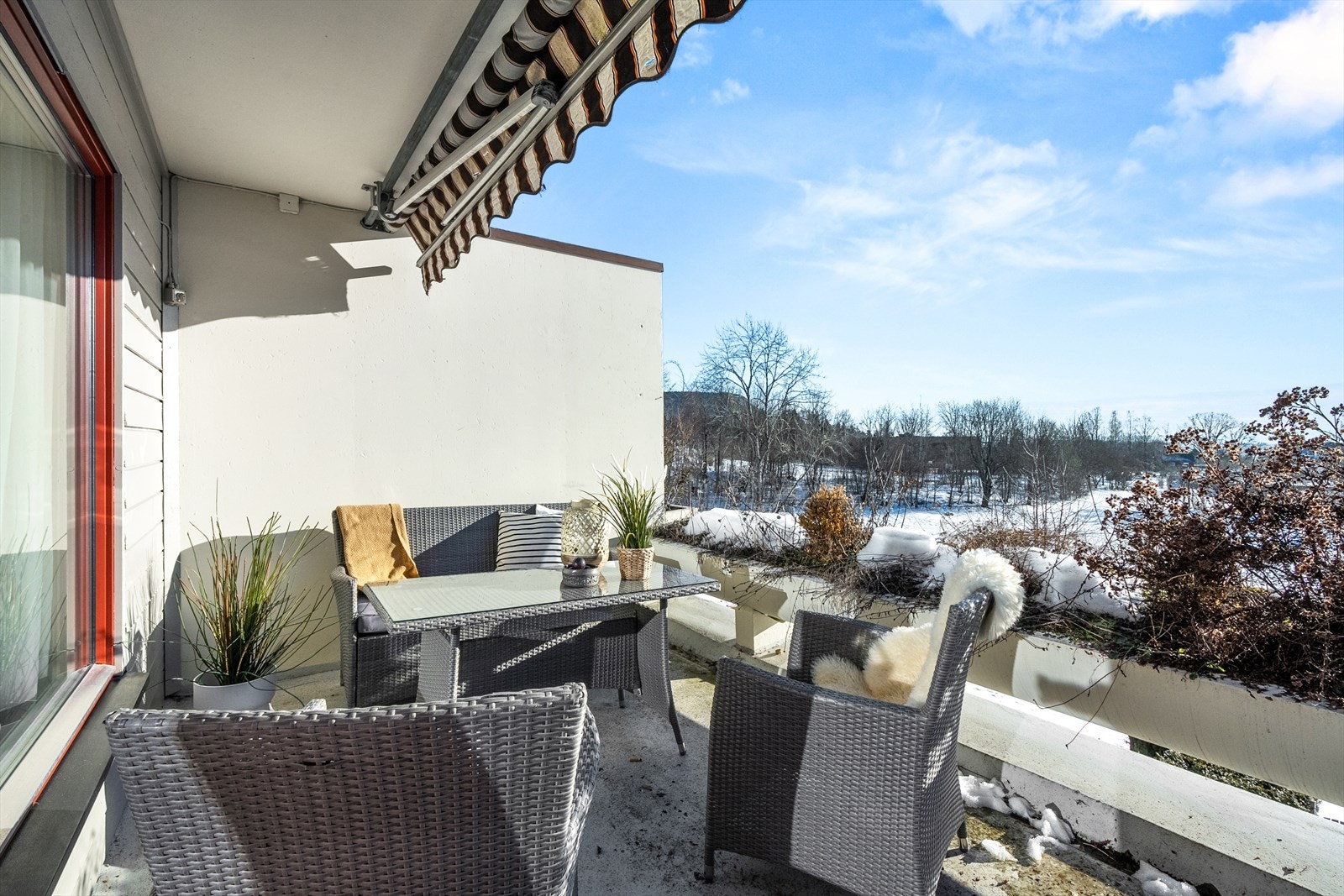 Sydvendt terrasse med flott utsikt og gode solforhold året rundt. Galleribilde
