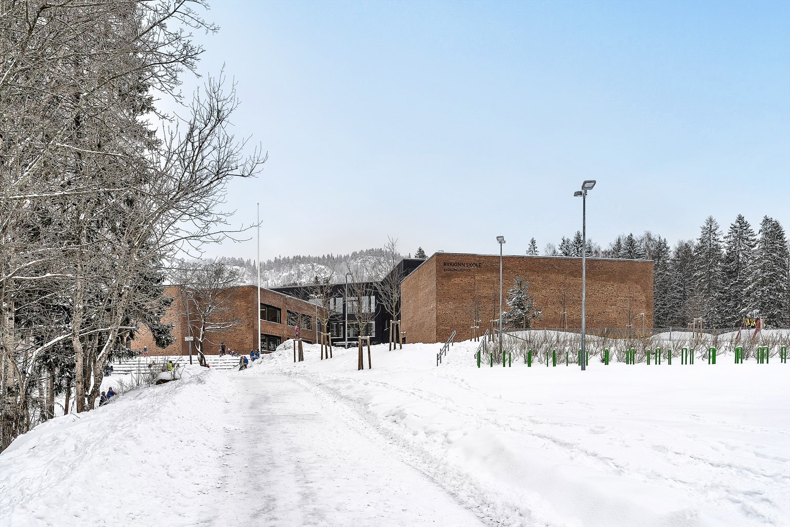 Trygg og kort skolevei (2-4 min) til Rykkinn Skole som er nærmeste nabo på nedsiden av friområdet foran blokken. Galleribilde