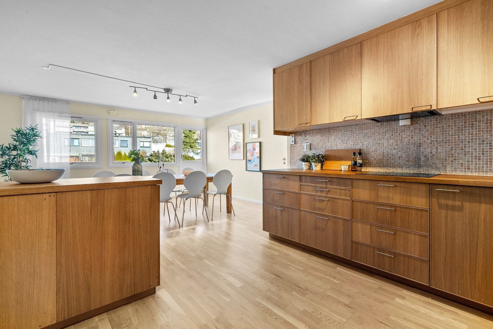 Store vinduer mot morgensolen. Galleribilde