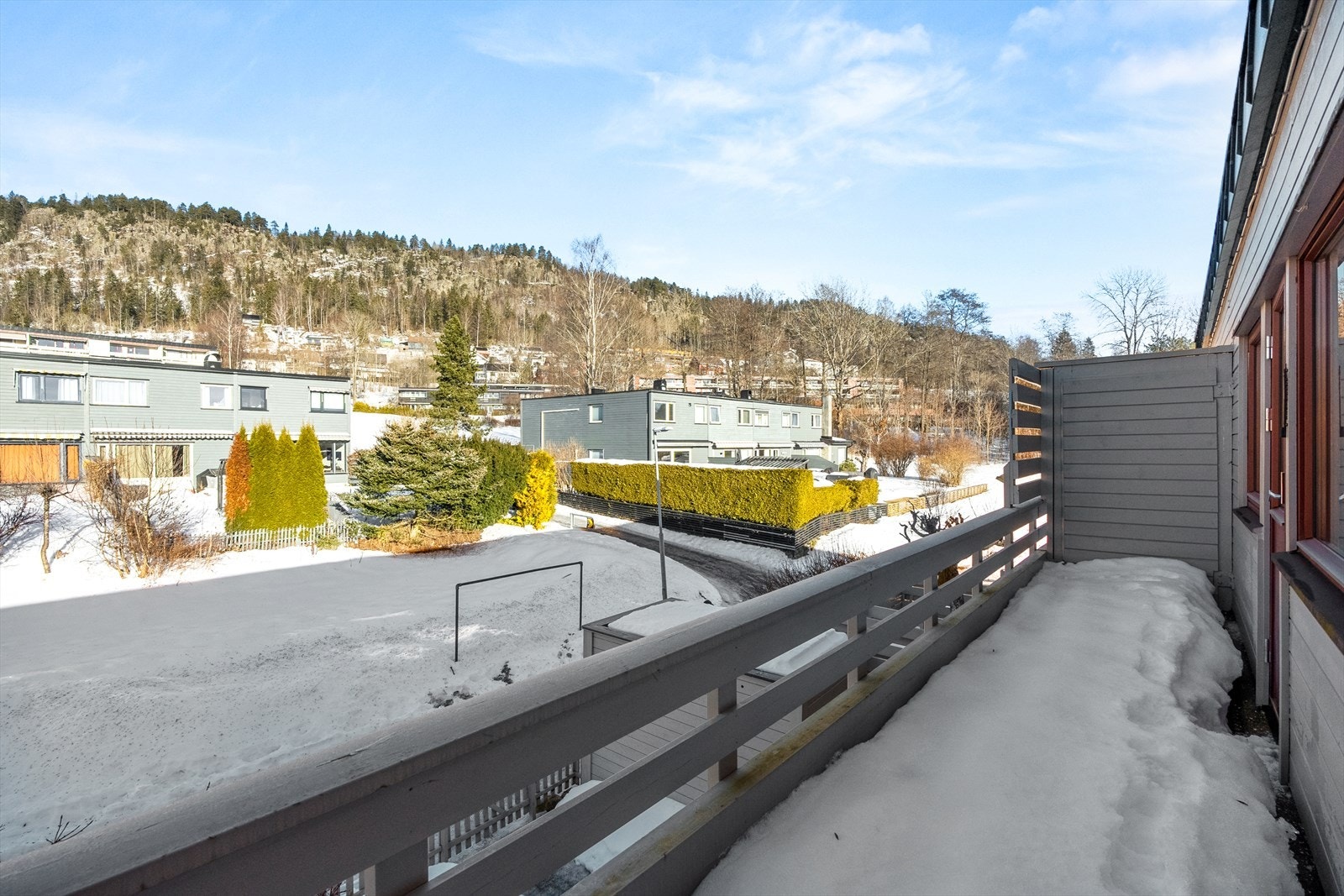 Terrassen på kjøkkensiden har morgensol. Galleribilde
