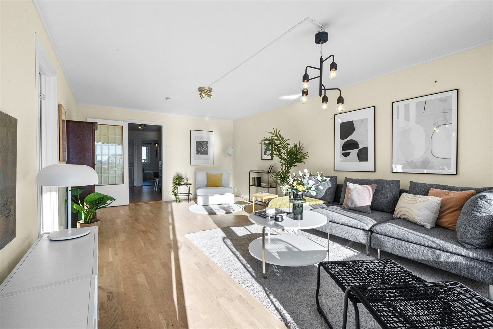 Stuen er romslig og har god plass for flere møbelgrupper. Galleribilde