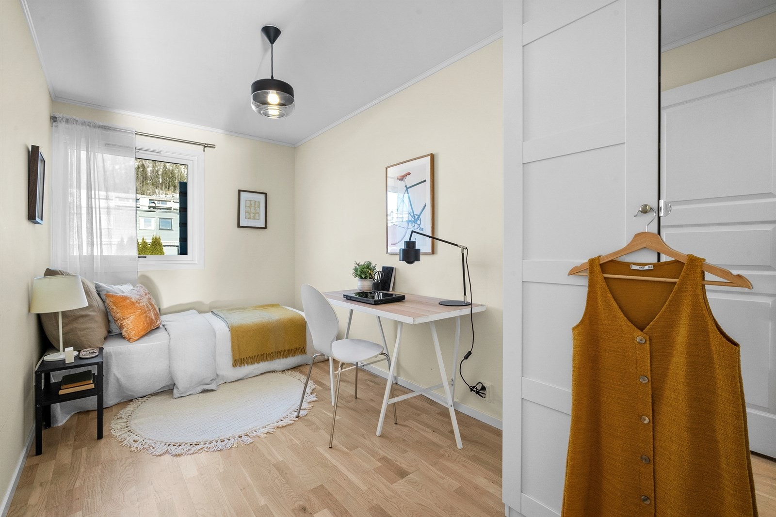 Gjesterom/barnerom med gpod størrelse og medfølgende garderobe. Galleribilde