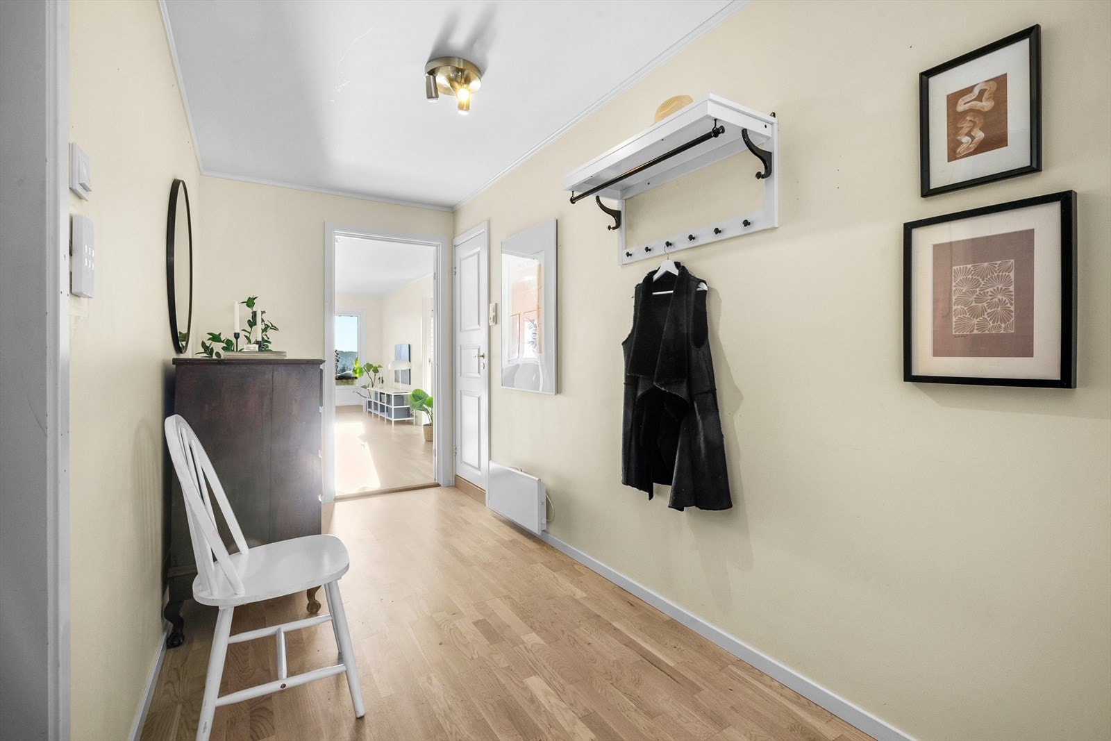 Entré som får lys inn fra to sider og oppleves som luftig. Plass for skyvedørsgarderobe i hjørnet inn mot stuen. Galleribilde