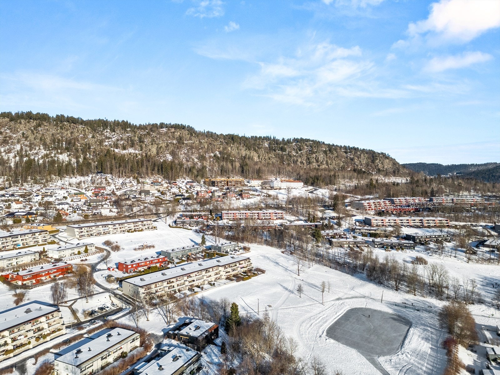 Umiddelbar nærhet til skole, fotball- og skøytebane, barnehager, idrettshall, butikk og kort vei til Rykkinn Nærsenter. Galleribilde