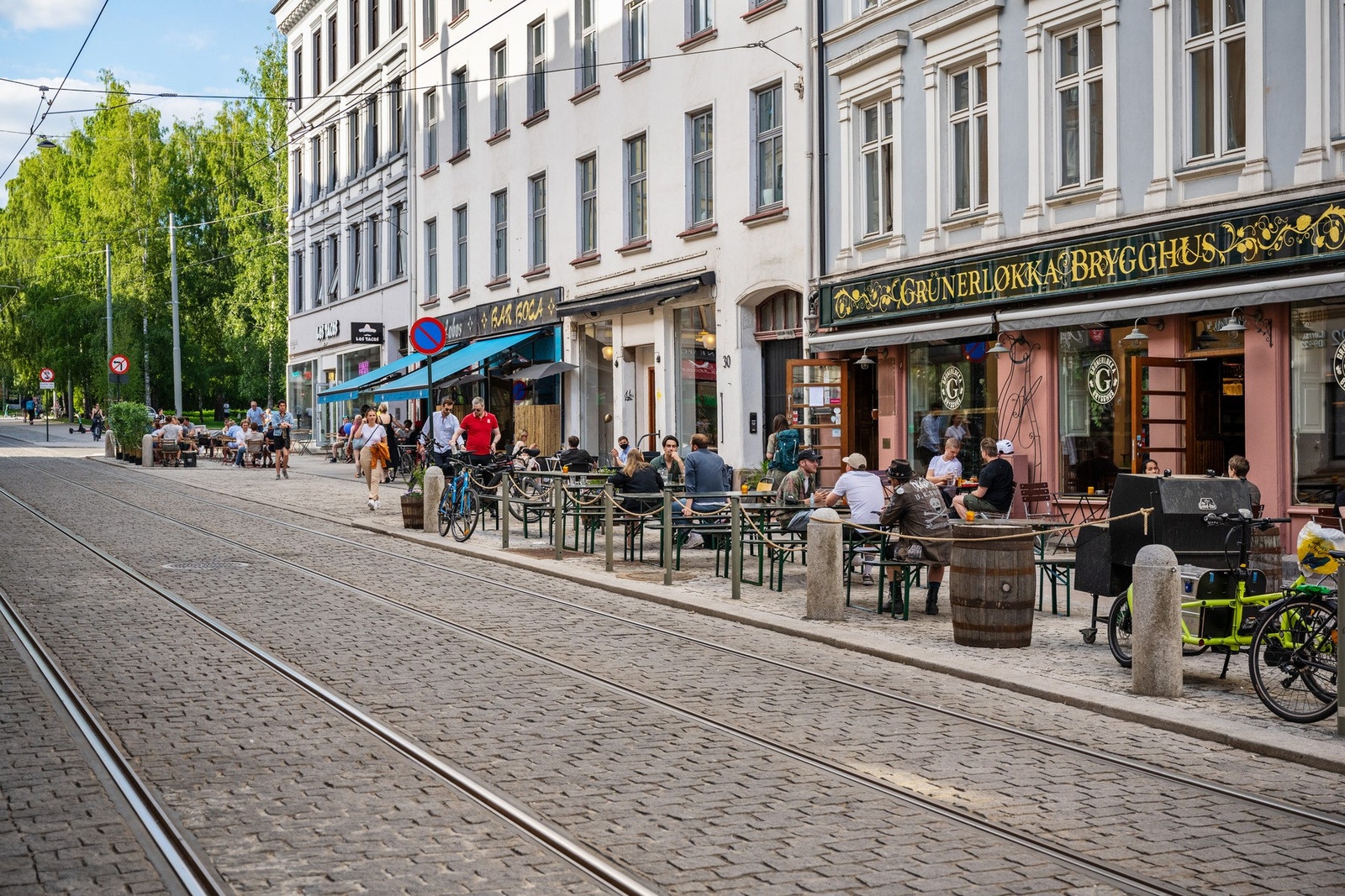 Her får du det beste av to verdener - pulserende byliv rett utenfor døren, samtidig som boligen ligger i en rolig gate med grønne omgivelser. Galleribilde