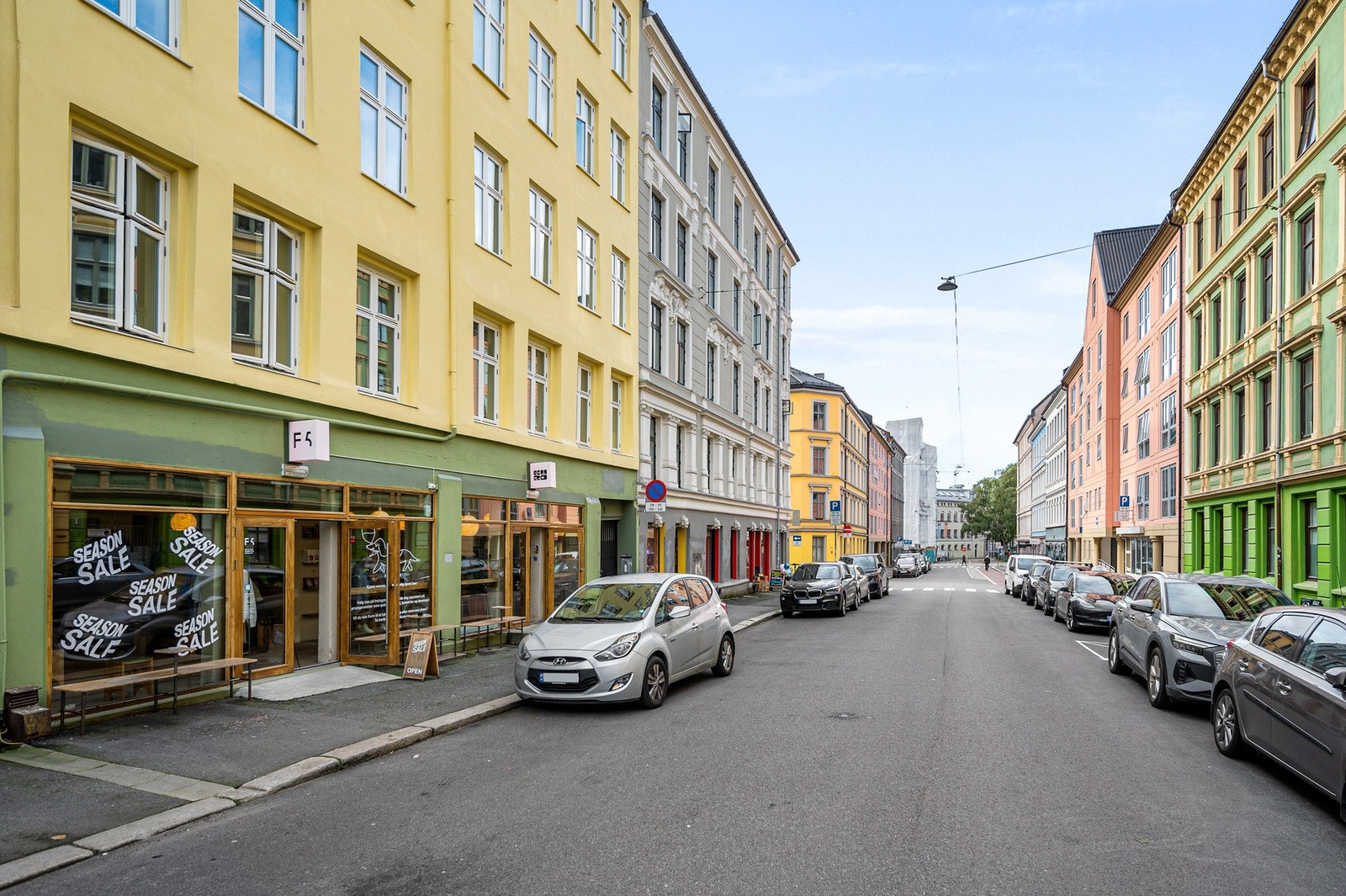 Rolige Rathkes gate med gateparkering etter gjeldende bestemmelser. Galleribilde