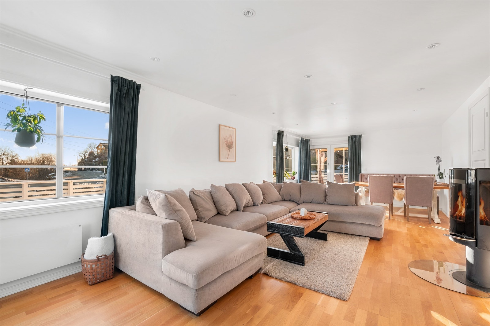 Stue med peisovn og utgang til solrik veranda Galleribilde