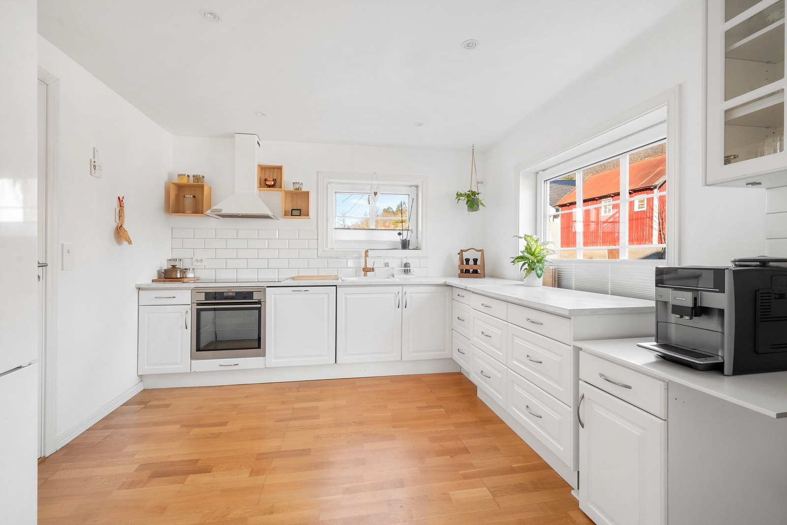 Lyst og pent kjøkken Galleribilde