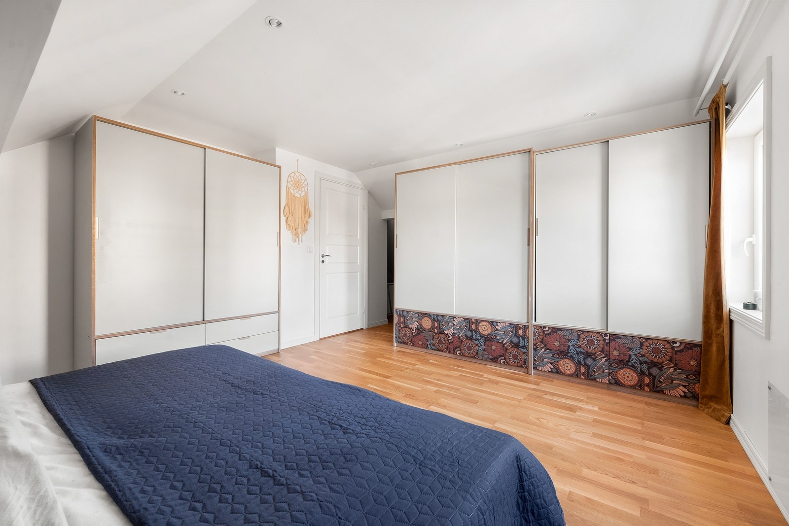 Stort soverom 2. etasje Galleribilde