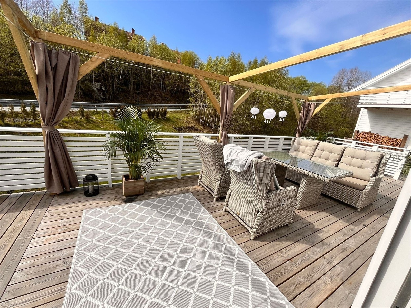 Veranda med god plass for hagemøblement Galleribilde