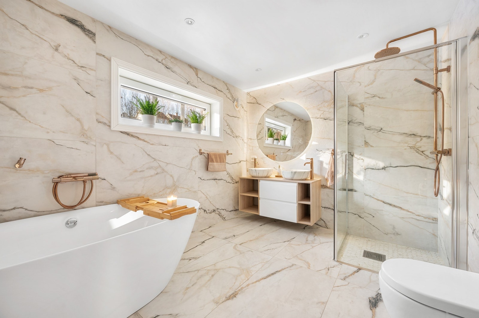 Flislagt bad med tidsriktig innredninger Galleribilde