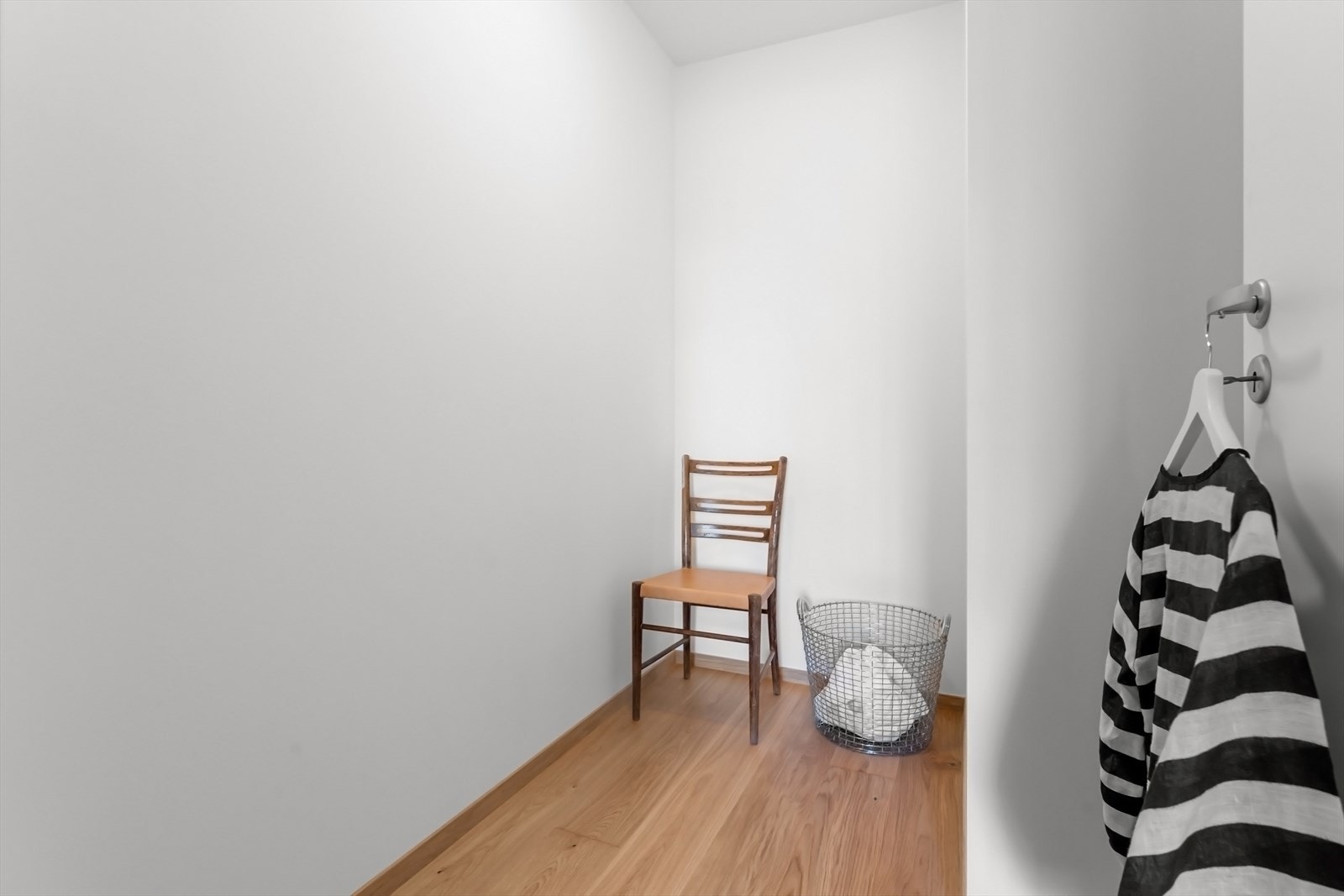 Walk in closet i tilknytning til hovedsoverommet Galleribilde