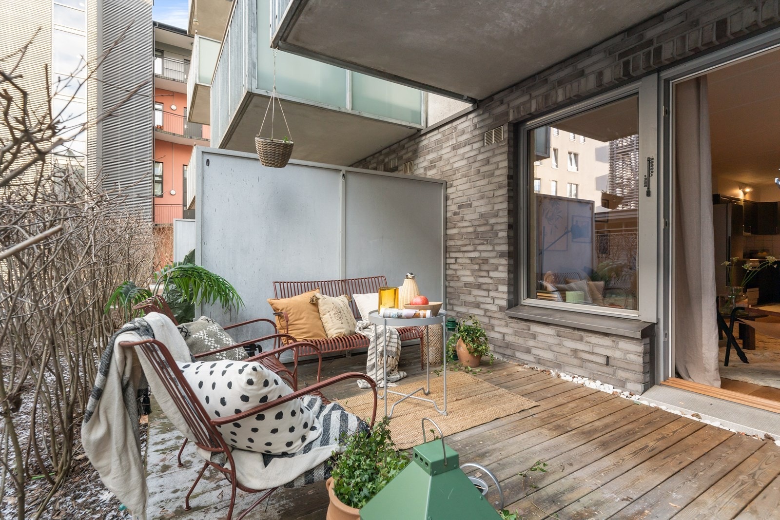 Markterrassen er overbygget og blir en fin forlengelse av stuen i sommerhalvåret Galleribilde