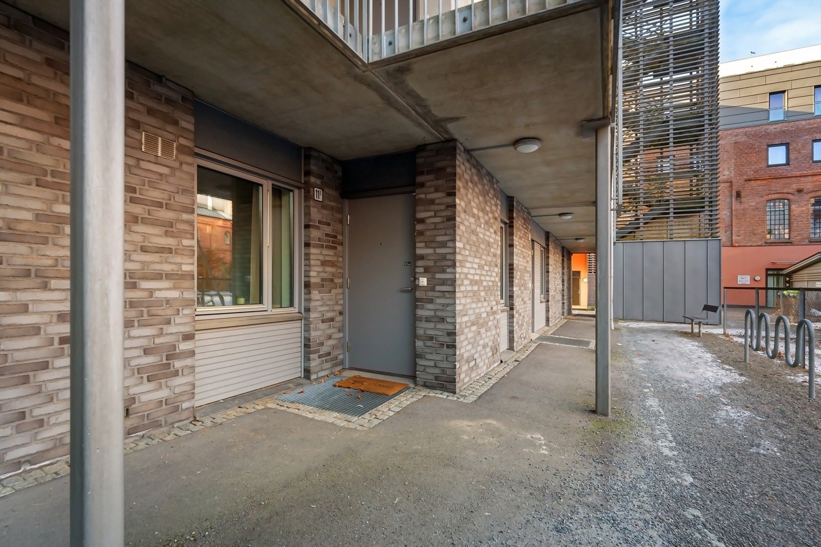 Det er egen inngang til leiligheten på bakkeplan Galleribilde