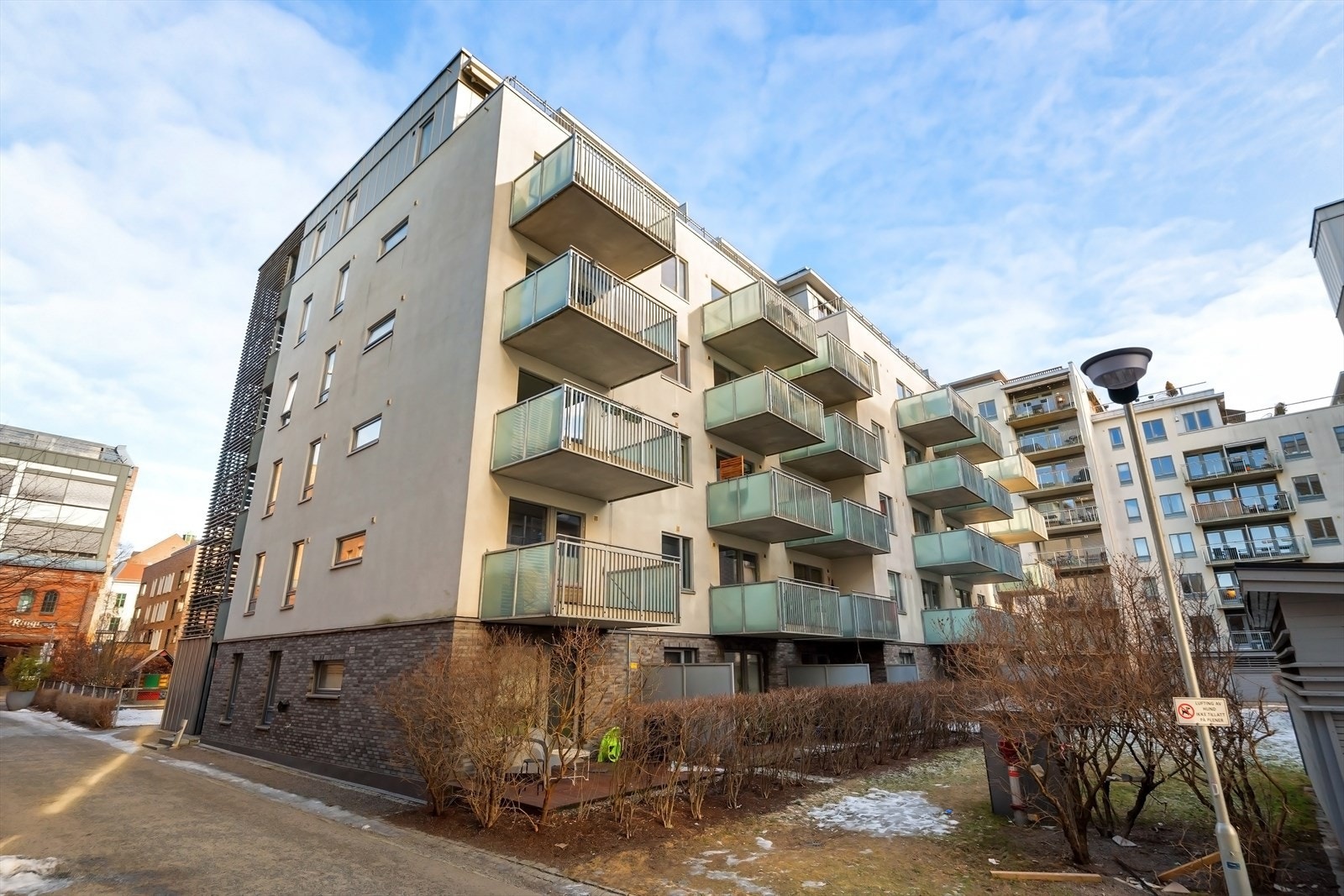 Leiligheten ligger i et meget sentralt og populært boområde med kort vei til alt du trenger i hverdagen Galleribilde