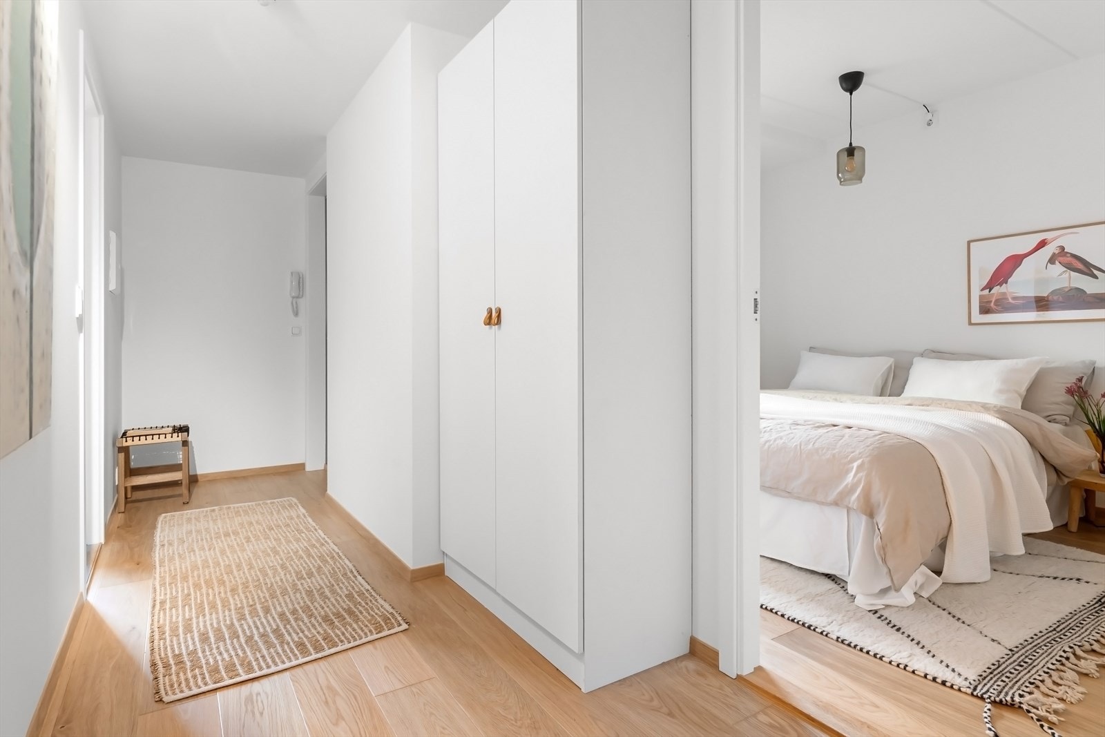 Lys og romslig entrè med adkomst til begge soverommene Galleribilde