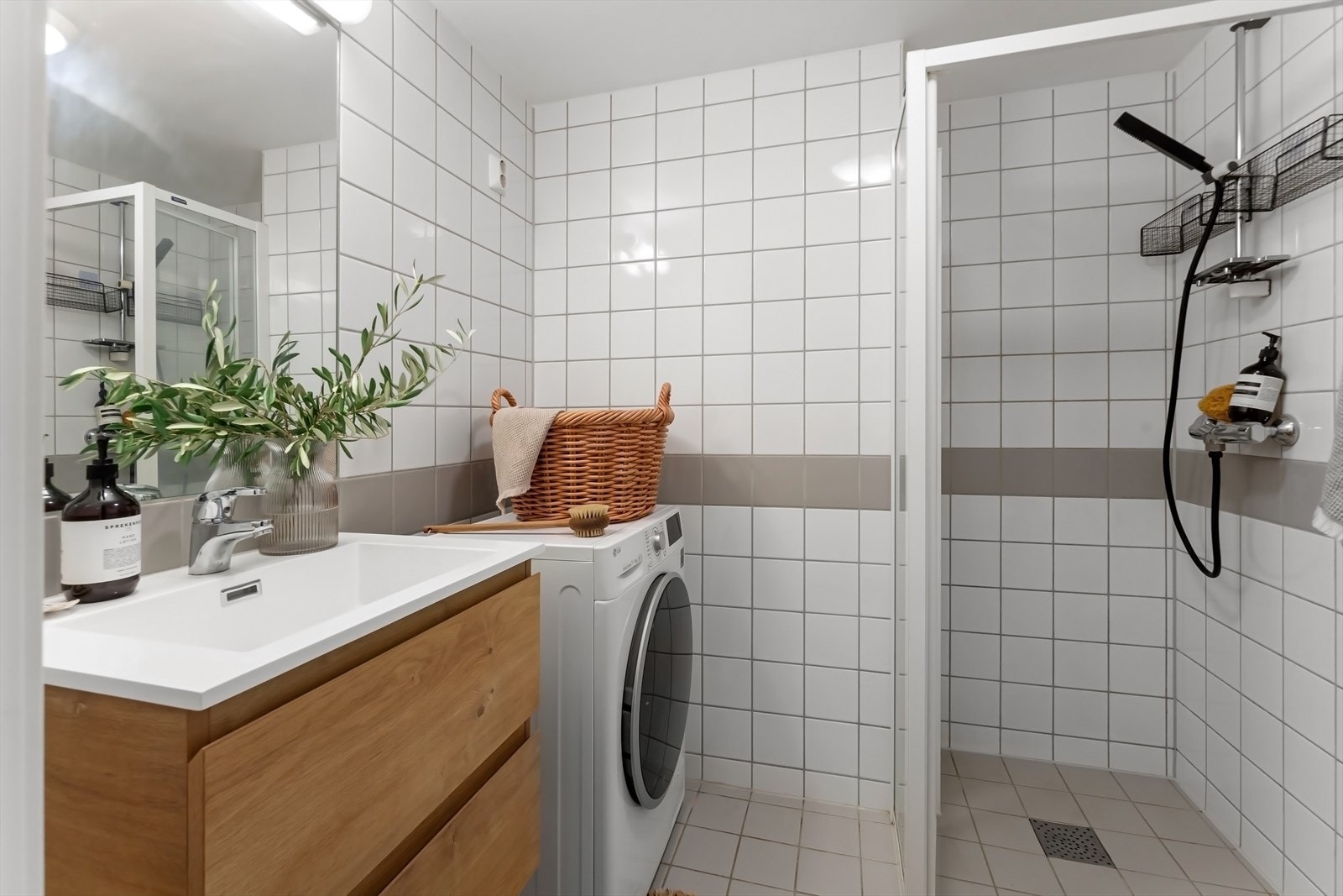 Helfliset baderom med varme i gulv og opplegg for vaskemaskin Galleribilde