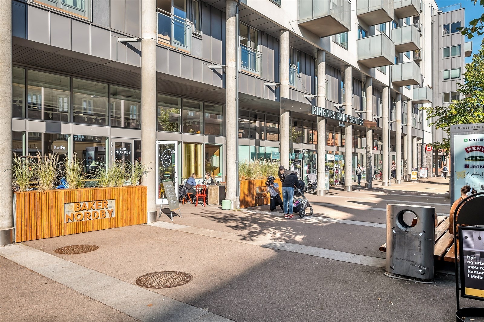 Ringnes Park senter med Meny, apotek, jernia, mester grønn, bakeri mm. Galleribilde