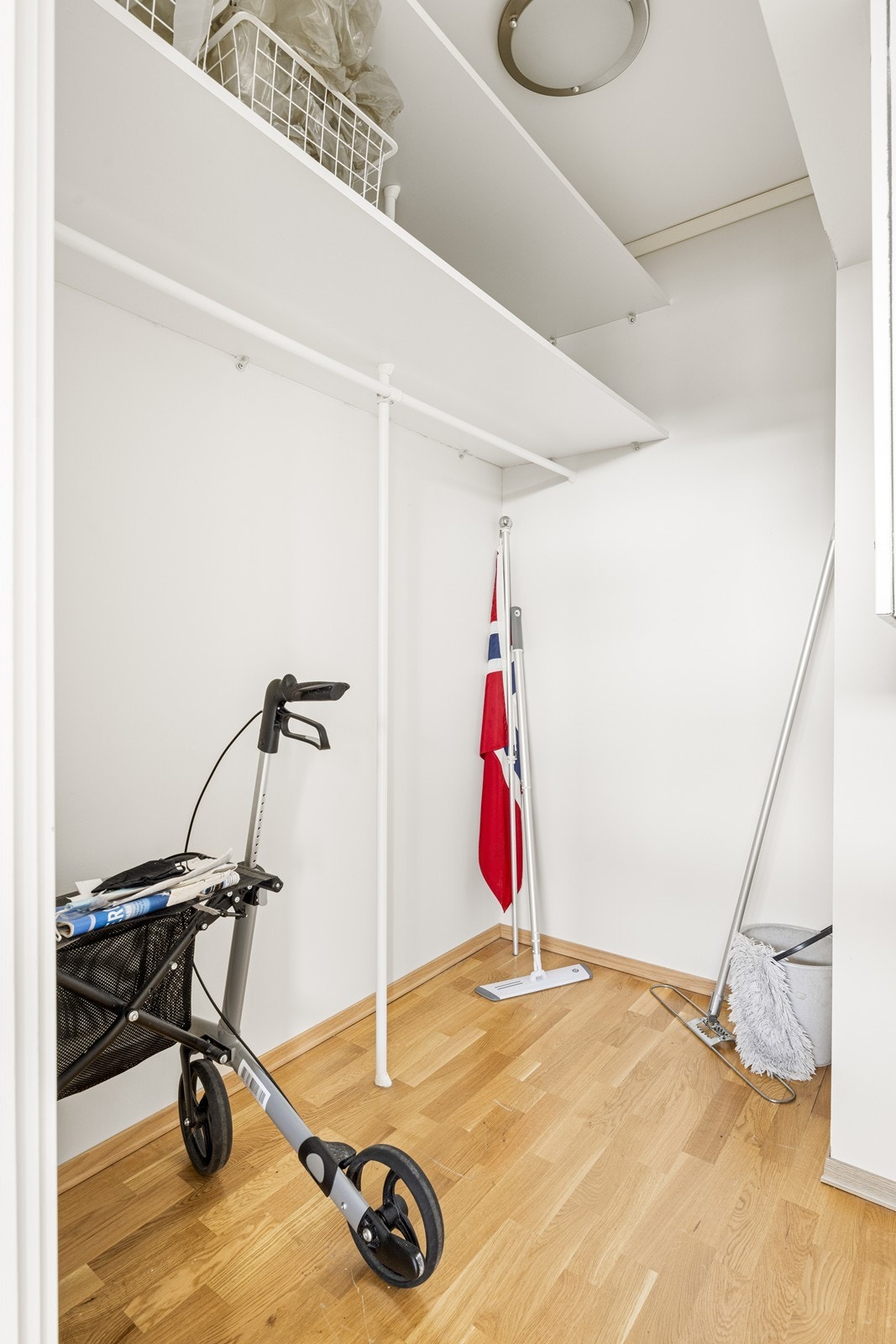 Garderobe/bod på soverommet Galleribilde