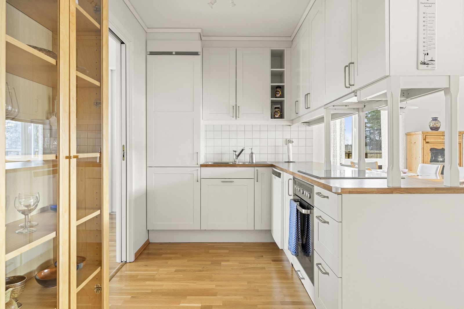 Praktisk kjøkken med hvite flater og benkplate i laminat Galleribilde