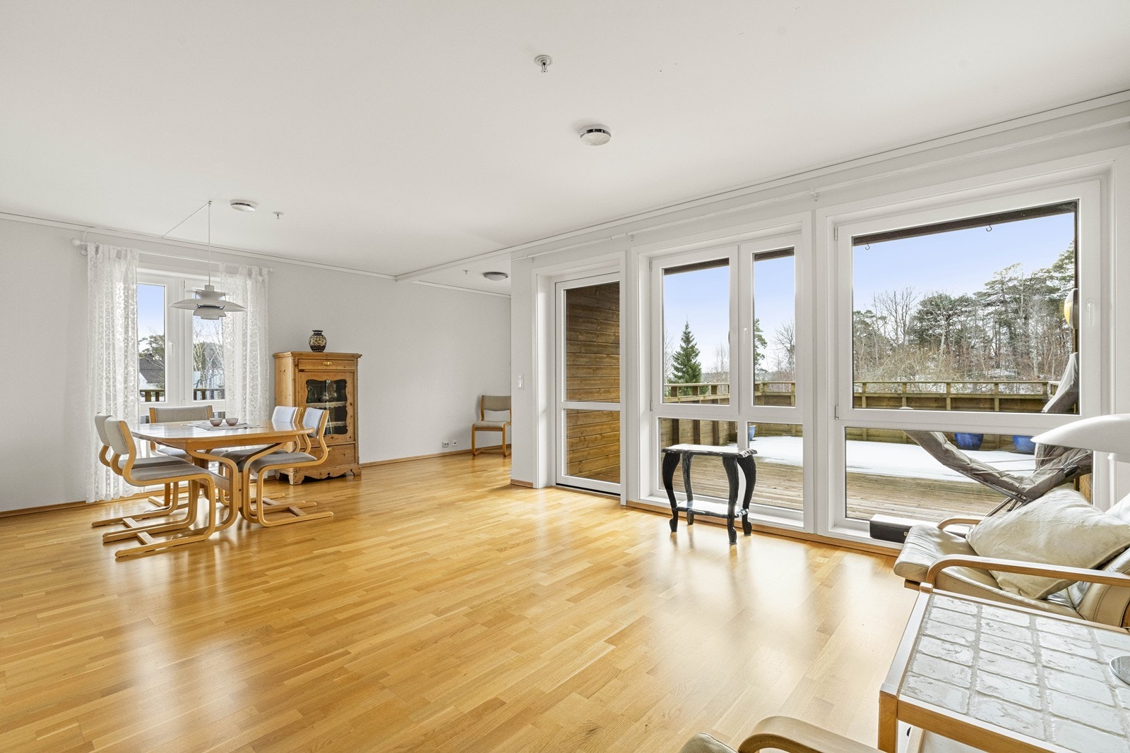 Stue/spisestue med direkte adgang til verandaen Galleribilde