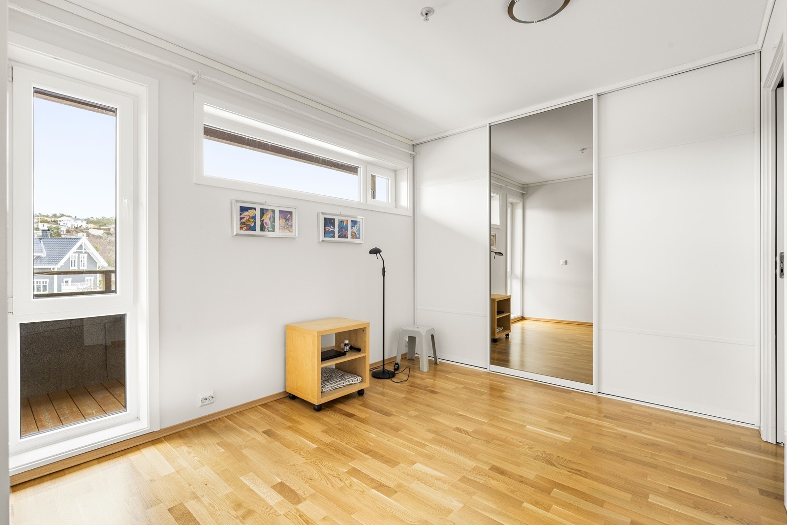 Soverom med skyvedørsgarderobe Galleribilde