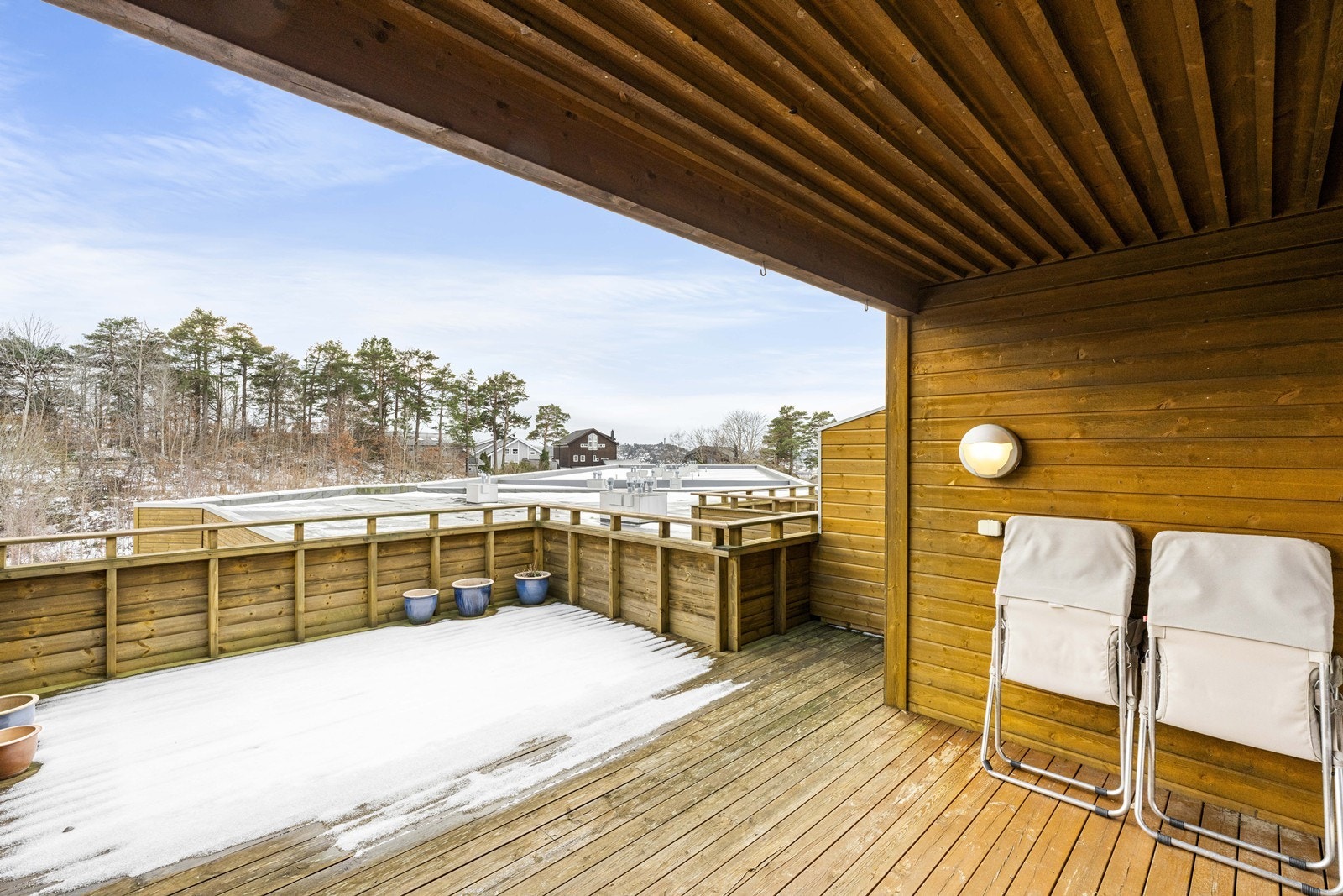 Fin solrik veranda med delvis overbygget tak Galleribilde