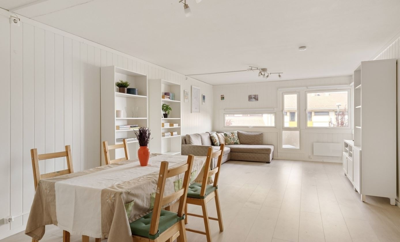 Stuen har både mulighet til sofakrok og spisebord Galleribilde